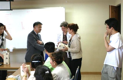 Cadeautjes overhandigen aan director Mr. Jong Mo Koh