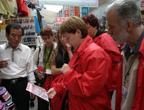 Janneke koopt een cadeautje voor haar klas