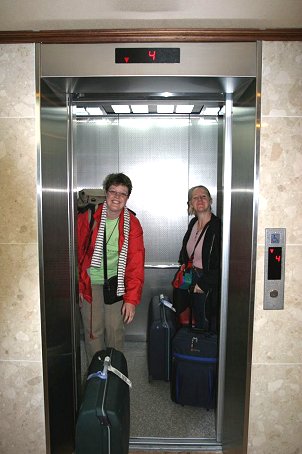 Riekie en Jolanda per lift richting bus