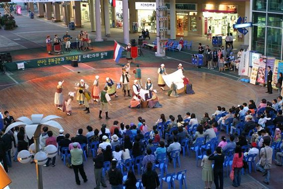 Tableau vivant in La Festa, met Jung Uh