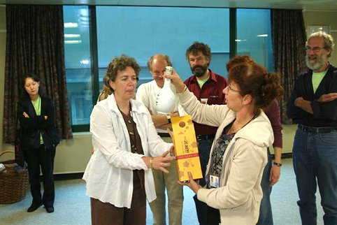 Petra en Lisette laten de cadeautjes zien en vooral de drank oogstte succes