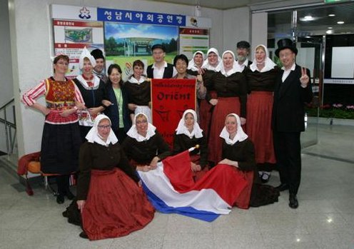 Groepsfoto in de hal, samen met onze tolken