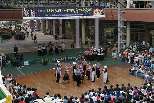 Optreden op het Lafesta Folklorefestival in Ilsan