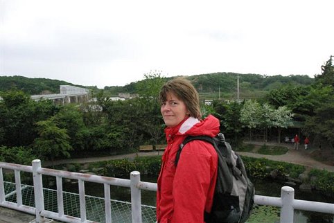Kathy bij Friendship bridge, met Noord Korea op de achtergrond