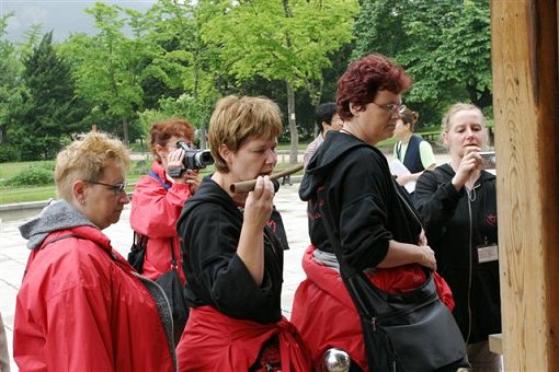 Even ruiken bij de kruidenkraam van het folkloristisch museum