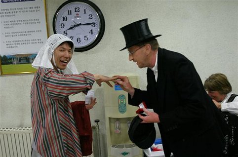 Onze tweede tolk Woo Seok in een melige bui, samen met Kars