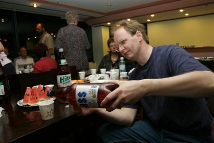 Mijco schenkt een biertje uit een fles van 1.6 liter