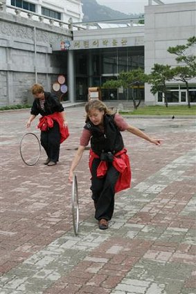 Janneke en Mirian oefenen Koreaans ringduwen