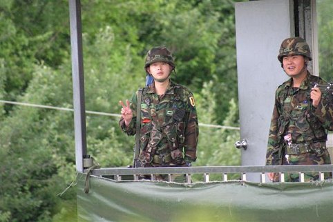 Vriendelijke Zuid Koreaanse soldaten bij de DMZ