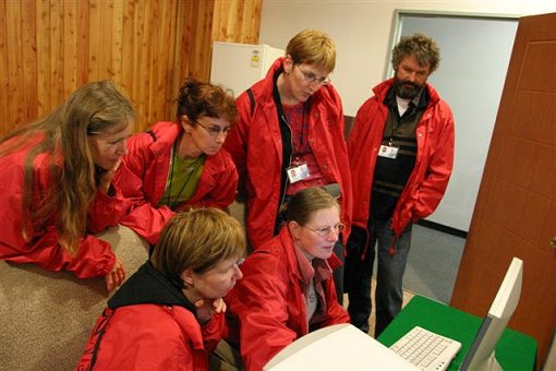 Samen kijken naar de website van Orient met ons reisverslag