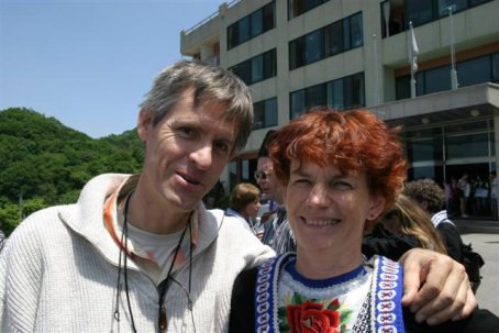 Frits en Jannie wachten op het vertrek per bus